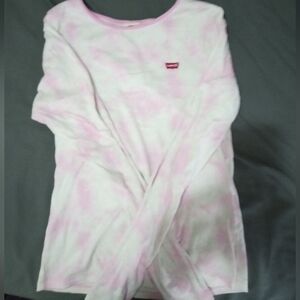 Levi's form fitting long sleeve shirt. Size: M